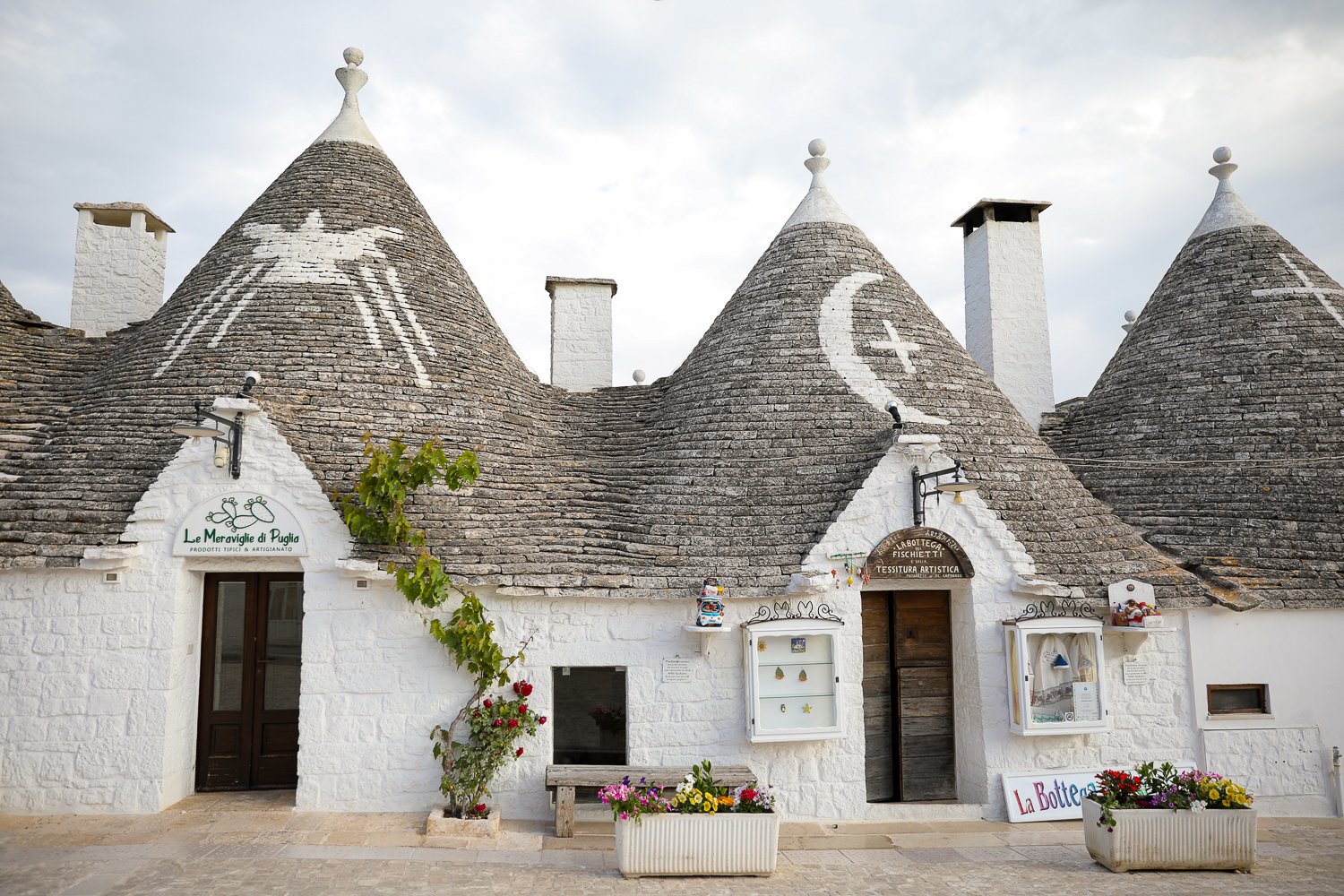 Pottery shop and a souvenir store in Alberobello - Puglia's trulli town