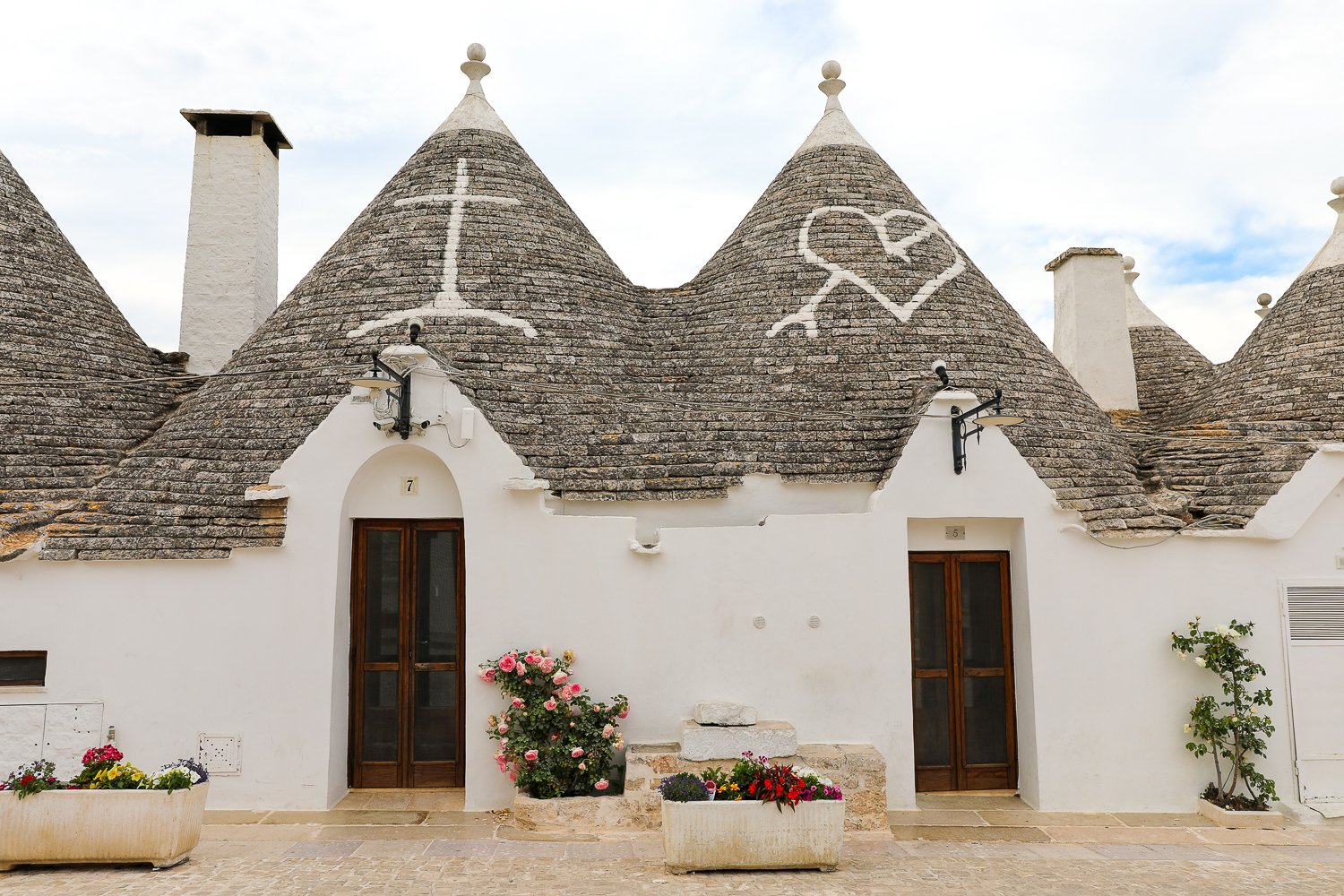Beautiful trulli huts lined up along cobblestone paths. If you're wondering what to do in Alberobello, just strolling around the neighborhood is already a one-of-a-kind experience.