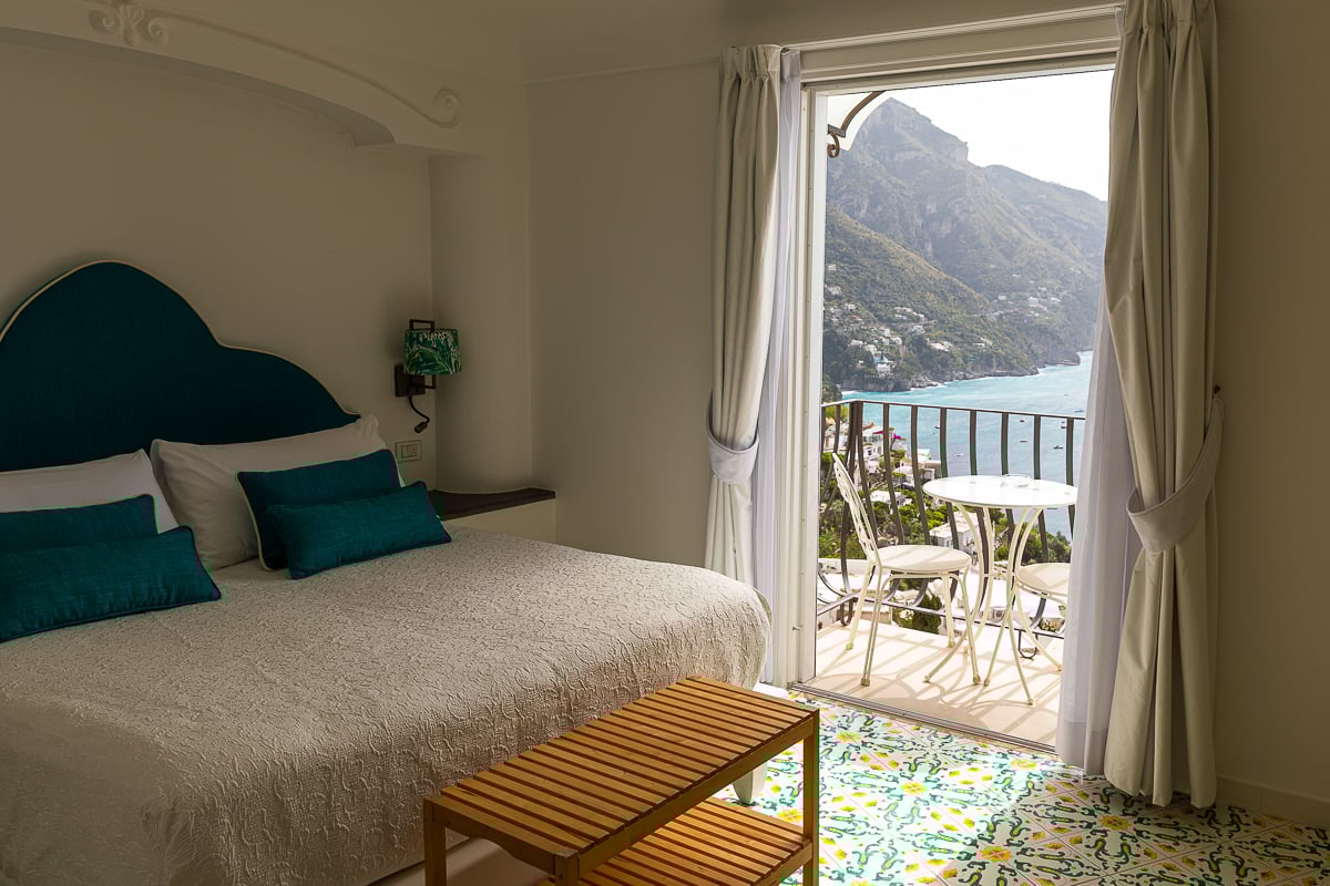 Cozy bedroom with a terrace overlooking the beautiful landscape of Positano