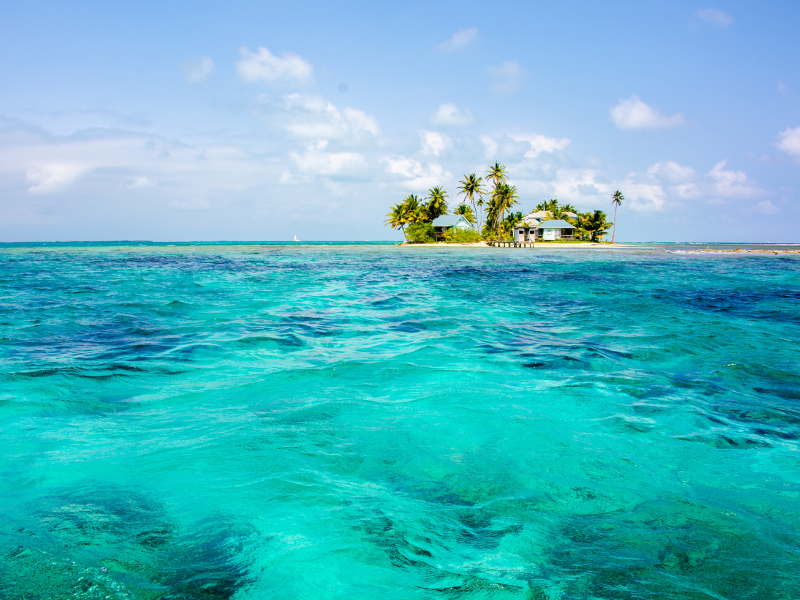 Wondering why you should visit Belize during your next trip? Tucked into a pristine pocket of the Caribbean between México and Guatemala, Belize is one of the last undiscovered gems of the world. One of my favorite destinations to date, the vivid colors, the carefree Caribbean vibe, the lush jungles, the lively barrier reef, and the warm people of Belize stole my heart.