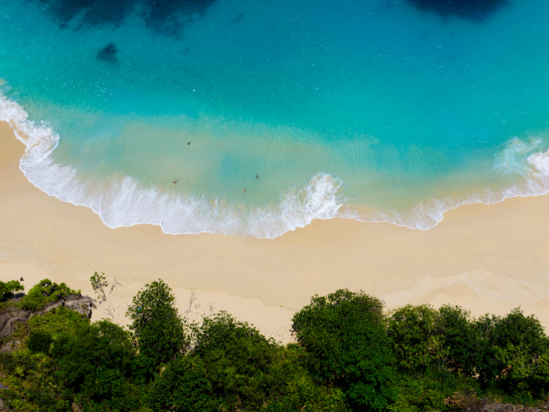 A stunning beach in Nusa Penida - one of the things you must see on a day trip to Nusa Penida from Bali!